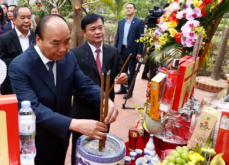 Kỷ niệm 250 năm ngày sinh Nữ sĩ Hồ Xuân Hương - Ảnh 1. Kỷ niệm 250 năm ngày sinh Nữ sĩ Hồ Xuân Hương - Ảnh 1.