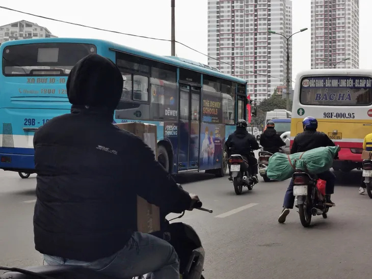 Người dân hối hả ra bến xe về quê ăn Tết Dương lịch 2023 - Ảnh 11. Người dân hối hả ra bến xe về quê ăn Tết Dương lịch 2023 - Ảnh 11.