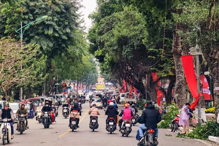 Không gian đi bộ quanh hồ Thiền Quang trang hoàng đẹp mắt trước ngày khai trương - Ảnh 2.