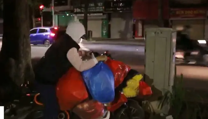 Những món quà từ thiện bị trao nhầm cho người vô gia cư giả sẽ đi về đâu? - Ảnh 1. Những món quà từ thiện bị trao nhầm cho người vô gia cư giả sẽ đi về đâu? - Ảnh 1.
