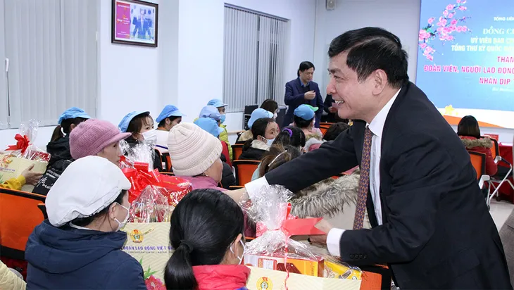 Tổng Thư ký Quốc hội thăm, tặng quà Tết công nhân tại Hải Dương - Ảnh 2. Tổng Thư ký Quốc hội thăm, tặng quà Tết công nhân tại Hải Dương - Ảnh 2.