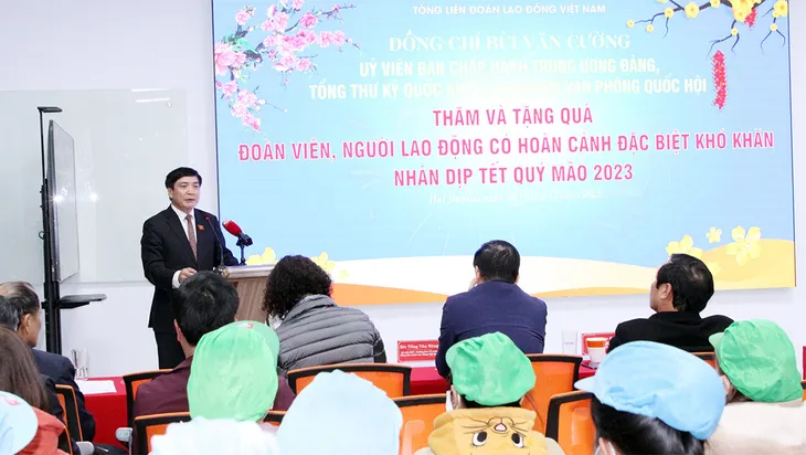 Tổng Thư ký Quốc hội thăm, tặng quà Tết công nhân tại Hải Dương - Ảnh 1. Tổng Thư ký Quốc hội thăm, tặng quà Tết công nhân tại Hải Dương - Ảnh 1.