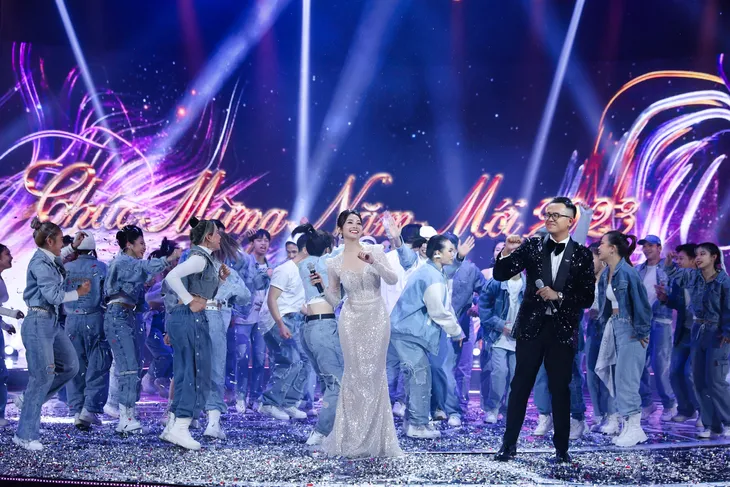 Đại tiệc đón năm mới Hành trình của hạnh phúc: Rực rỡ sắc màu và thanh âm - Ảnh 26. Đại tiệc đón năm mới Hành trình của hạnh phúc: Rực rỡ sắc màu và thanh âm - Ảnh 26.