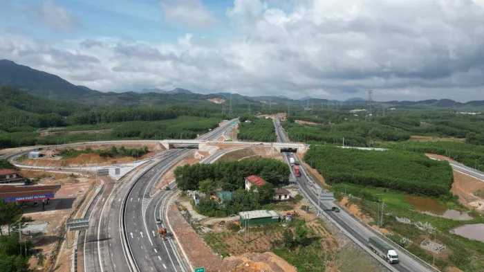 Tuyến cao tốc Cam Lộ - La Sơn chính thức thông xe - Ảnh 3. Tuyến cao tốc Cam Lộ - La Sơn chính thức thông xe - Ảnh 3.