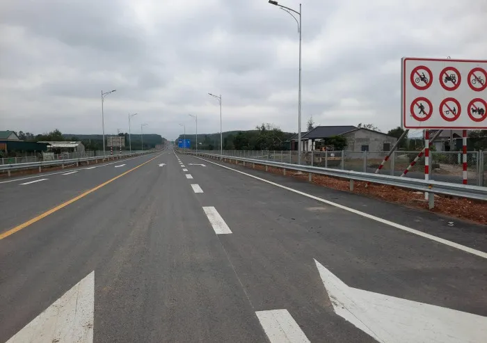 Tuyến cao tốc Cam Lộ - La Sơn chính thức thông xe - Ảnh 5. Tuyến cao tốc Cam Lộ - La Sơn chính thức thông xe - Ảnh 5.