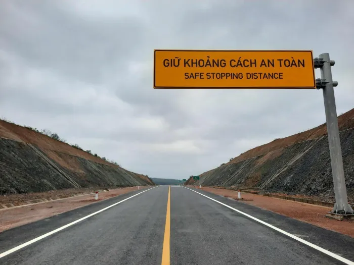 Tuyến cao tốc Cam Lộ - La Sơn chính thức thông xe - Ảnh 7. Tuyến cao tốc Cam Lộ - La Sơn chính thức thông xe - Ảnh 7.