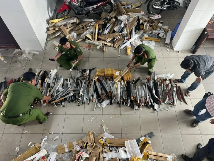 Phát hiện 700 hung khí gửi qua đường bưu điện - Ảnh 2. Phát hiện 700 hung khí gửi qua đường bưu điện - Ảnh 2.