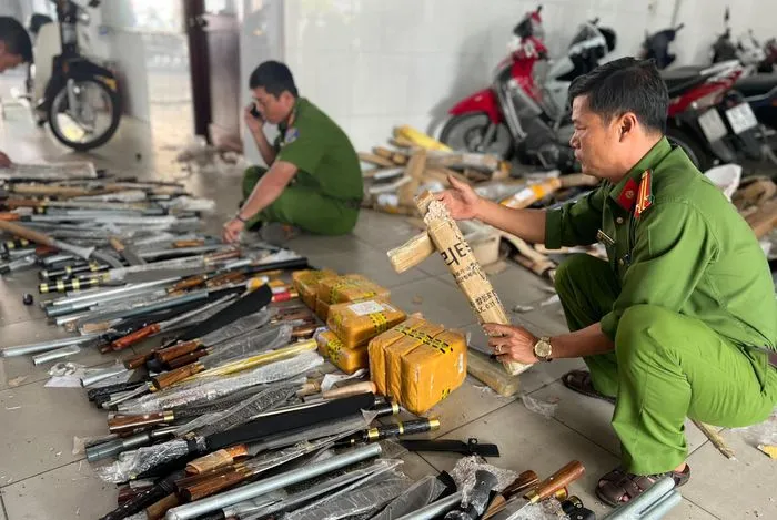 Phát hiện 700 hung khí gửi qua đường bưu điện - Ảnh 1. Phát hiện 700 hung khí gửi qua đường bưu điện - Ảnh 1.