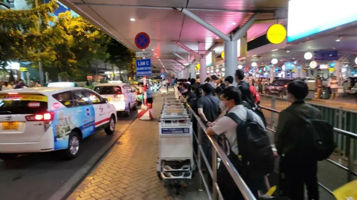 Cửa ngõ Hà Nội, TP Hồ Chí Minh ùn tắc trước kỳ nghỉ Tết Dương lịch - Ảnh 6. Cửa ngõ Hà Nội, TP Hồ Chí Minh ùn tắc trước kỳ nghỉ Tết Dương lịch - Ảnh 6.