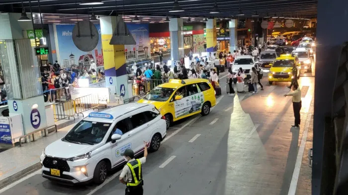 Cửa ngõ Hà Nội, TP Hồ Chí Minh ùn tắc trước kỳ nghỉ Tết Dương lịch - Ảnh 5. Cửa ngõ Hà Nội, TP Hồ Chí Minh ùn tắc trước kỳ nghỉ Tết Dương lịch - Ảnh 5.