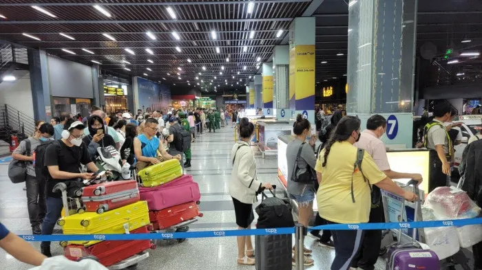 Cửa ngõ Hà Nội, TP Hồ Chí Minh ùn tắc trước kỳ nghỉ Tết Dương lịch - Ảnh 4. Cửa ngõ Hà Nội, TP Hồ Chí Minh ùn tắc trước kỳ nghỉ Tết Dương lịch - Ảnh 4.