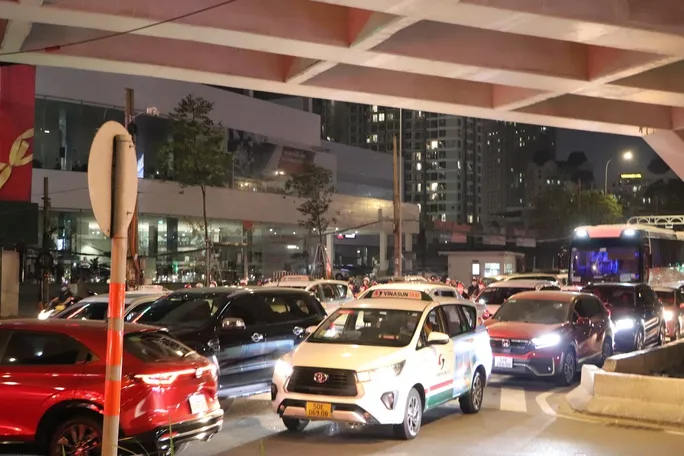 Cửa ngõ Hà Nội, TP Hồ Chí Minh ùn tắc trước kỳ nghỉ Tết Dương lịch - Ảnh 3. Cửa ngõ Hà Nội, TP Hồ Chí Minh ùn tắc trước kỳ nghỉ Tết Dương lịch - Ảnh 3.