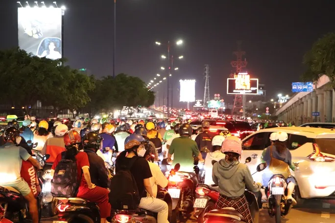 Cửa ngõ Hà Nội, TP Hồ Chí Minh ùn tắc trước kỳ nghỉ Tết Dương lịch - Ảnh 1. Cửa ngõ Hà Nội, TP Hồ Chí Minh ùn tắc trước kỳ nghỉ Tết Dương lịch - Ảnh 1.