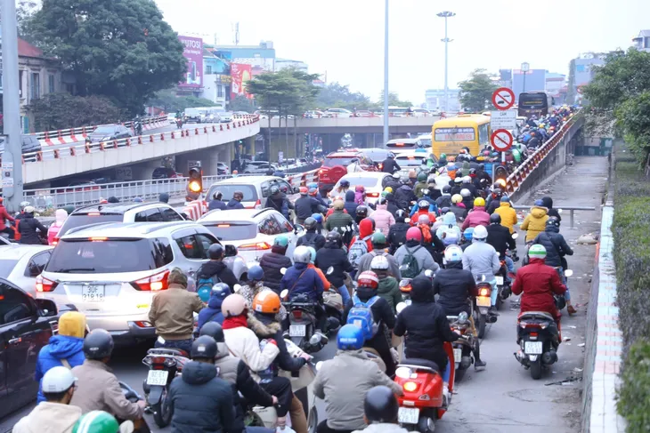 Cửa ngõ Hà Nội, TP Hồ Chí Minh ùn tắc trước kỳ nghỉ Tết Dương lịch - Ảnh 12. Cửa ngõ Hà Nội, TP Hồ Chí Minh ùn tắc trước kỳ nghỉ Tết Dương lịch - Ảnh 12.