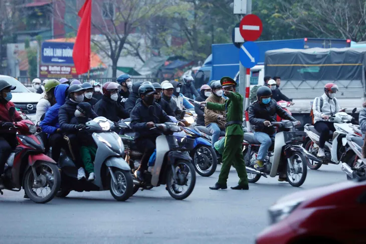Cửa ngõ Hà Nội, TP Hồ Chí Minh ùn tắc trước kỳ nghỉ Tết Dương lịch - Ảnh 11. Cửa ngõ Hà Nội, TP Hồ Chí Minh ùn tắc trước kỳ nghỉ Tết Dương lịch - Ảnh 11.