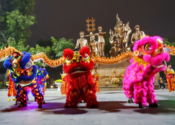 Khai trương phố đi bộ Trần Nhân Tông (Hà Nội) - Ảnh 2. Khai trương phố đi bộ Trần Nhân Tông (Hà Nội) - Ảnh 2.