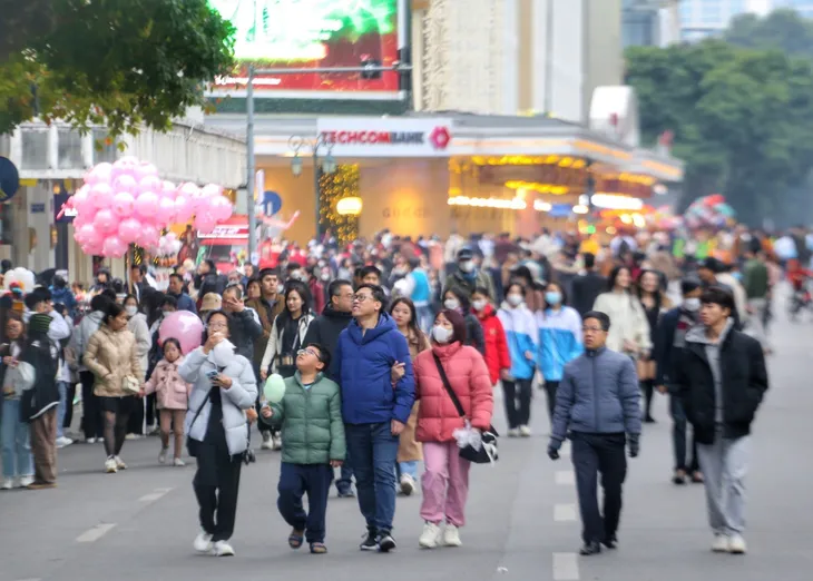 Phố đi bộ Hồ Gươm đông đúc từ chiều trước thềm Countdown 2023 - Ảnh 8. Phố đi bộ Hồ Gươm đông đúc từ chiều trước thềm Countdown 2023 - Ảnh 8.