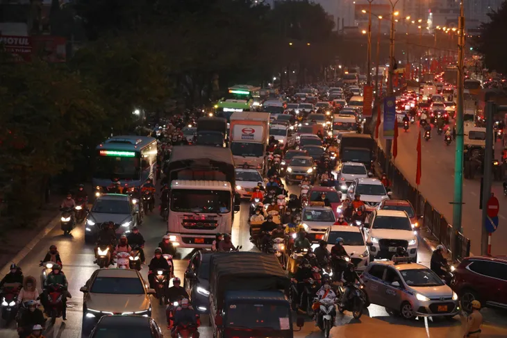 Cửa ngõ Hà Nội, TP Hồ Chí Minh ùn tắc trước kỳ nghỉ Tết Dương lịch - Ảnh 21. Cửa ngõ Hà Nội, TP Hồ Chí Minh ùn tắc trước kỳ nghỉ Tết Dương lịch - Ảnh 21.