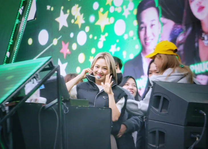 Phố đi bộ Hồ Gươm đông đúc từ chiều trước thềm Countdown 2023 - Ảnh 4. Phố đi bộ Hồ Gươm đông đúc từ chiều trước thềm Countdown 2023 - Ảnh 4.