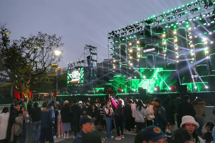 Phố đi bộ Hồ Gươm đông đúc từ chiều trước thềm Countdown 2023 - Ảnh 5. Phố đi bộ Hồ Gươm đông đúc từ chiều trước thềm Countdown 2023 - Ảnh 5.