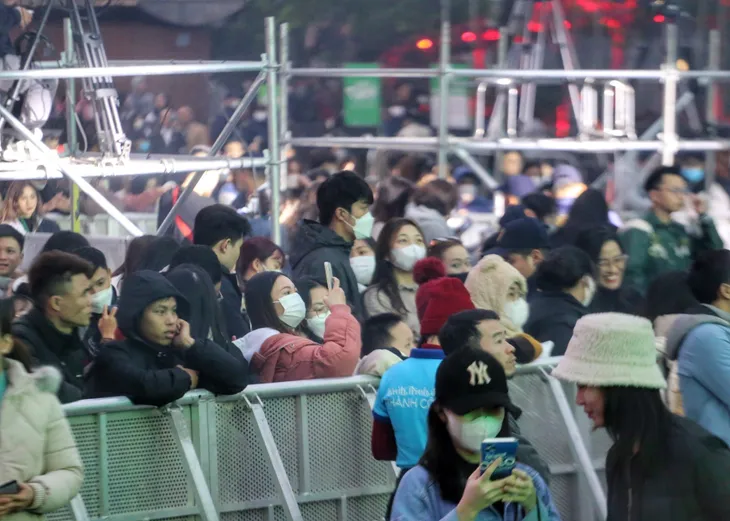 Phố đi bộ Hồ Gươm đông đúc từ chiều trước thềm Countdown 2023 - Ảnh 6. Phố đi bộ Hồ Gươm đông đúc từ chiều trước thềm Countdown 2023 - Ảnh 6.
