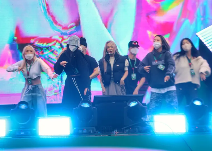 Phố đi bộ Hồ Gươm đông đúc từ chiều trước thềm Countdown 2023 - Ảnh 3. Phố đi bộ Hồ Gươm đông đúc từ chiều trước thềm Countdown 2023 - Ảnh 3.