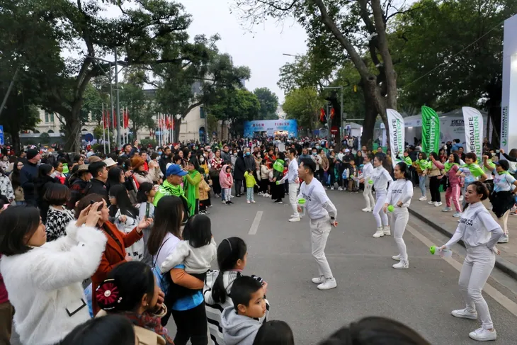 Phố đi bộ Hồ Gươm đông đúc từ chiều trước thềm Countdown 2023 - Ảnh 2. Phố đi bộ Hồ Gươm đông đúc từ chiều trước thềm Countdown 2023 - Ảnh 2.