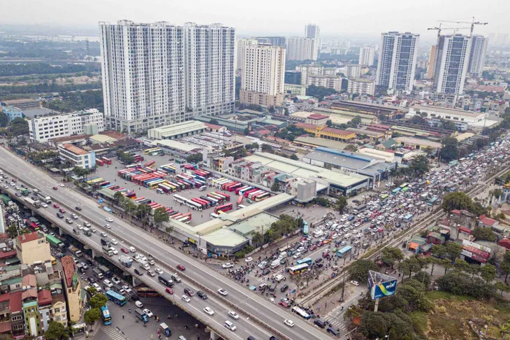 Cửa ngõ Hà Nội, TP Hồ Chí Minh ùn tắc trước kỳ nghỉ Tết Dương lịch - Ảnh 8. Cửa ngõ Hà Nội, TP Hồ Chí Minh ùn tắc trước kỳ nghỉ Tết Dương lịch - Ảnh 8.