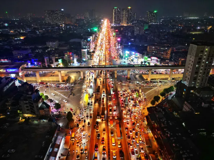 Cửa ngõ Hà Nội, TP Hồ Chí Minh ùn tắc trước kỳ nghỉ Tết Dương lịch - Ảnh 20. Cửa ngõ Hà Nội, TP Hồ Chí Minh ùn tắc trước kỳ nghỉ Tết Dương lịch - Ảnh 20.
