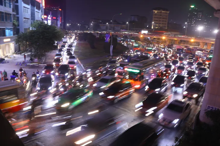 Cửa ngõ Hà Nội, TP Hồ Chí Minh ùn tắc trước kỳ nghỉ Tết Dương lịch - Ảnh 14. Cửa ngõ Hà Nội, TP Hồ Chí Minh ùn tắc trước kỳ nghỉ Tết Dương lịch - Ảnh 14.