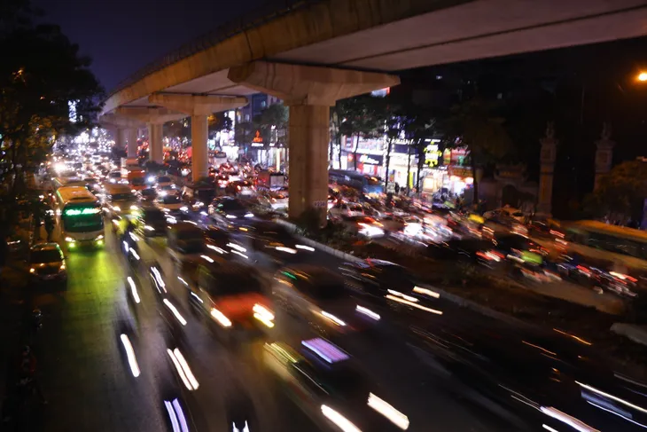 Cửa ngõ Hà Nội, TP Hồ Chí Minh ùn tắc trước kỳ nghỉ Tết Dương lịch - Ảnh 13. Cửa ngõ Hà Nội, TP Hồ Chí Minh ùn tắc trước kỳ nghỉ Tết Dương lịch - Ảnh 13.