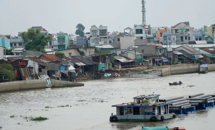 Sạt lở bờ kè, hàng chục căn nhà bị uy hiếp - Ảnh 2. Sạt lở bờ kè, hàng chục căn nhà bị uy hiếp - Ảnh 2.