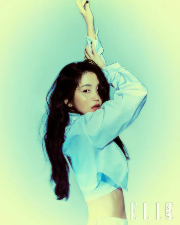 Kim Tae Ri cuốn hút trên Elle tháng 12 - Ảnh 6. Kim Tae Ri cuốn hút trên Elle tháng 12 - Ảnh 6.