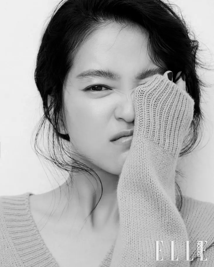Kim Tae Ri cuốn hút trên Elle tháng 12 - Ảnh 2. Kim Tae Ri cuốn hút trên Elle tháng 12 - Ảnh 2.