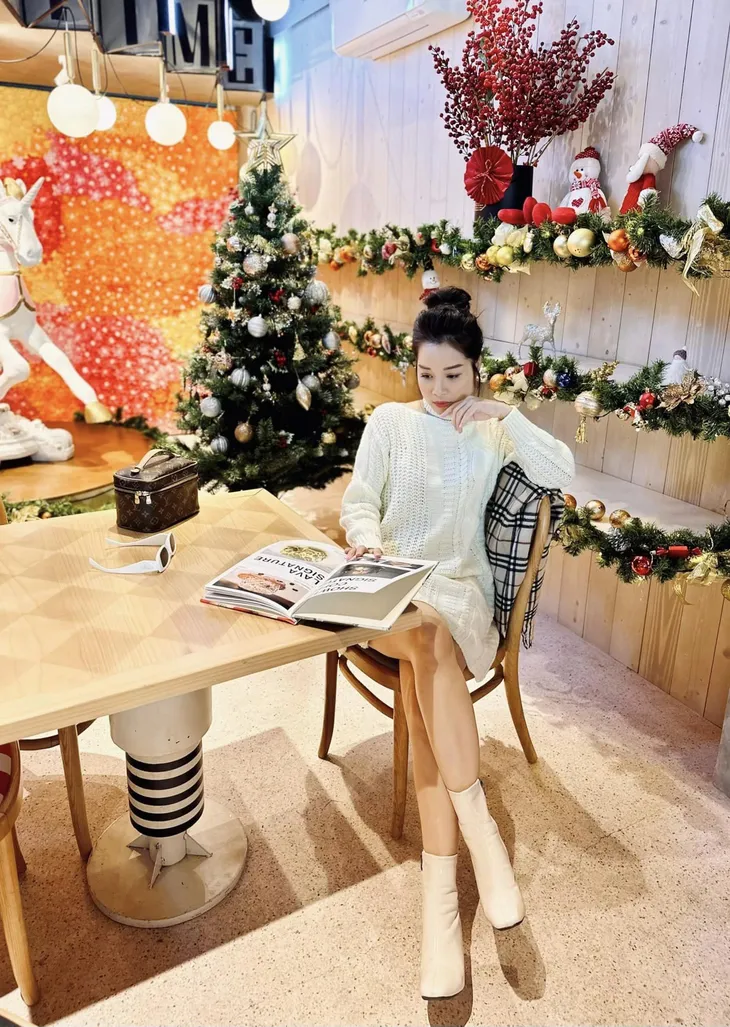 Sao Việt ngày 4/12: Lệ Quyên tình cảm bên bạn trai, Bảo Thanh khoe nhan sắc gái hai con - Ảnh 7. Sao Việt ngày 4/12: Lệ Quyên tình cảm bên bạn trai, Bảo Thanh khoe nhan sắc gái hai con - Ảnh 7.