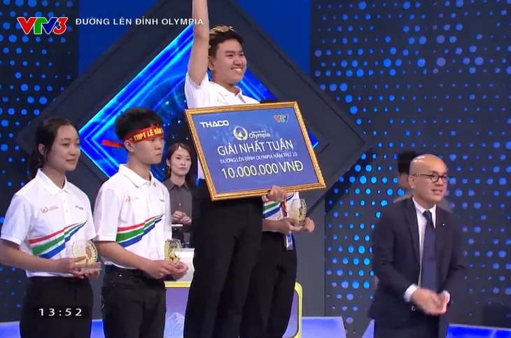Đường lên đỉnh Olympia 23: Dẫn đầu cả 4 phần chơi, nam sinh Cần Thơ giành vòng nguyệt quế - Ảnh 8. Đường lên đỉnh Olympia 23: Dẫn đầu cả 4 phần chơi, nam sinh Cần Thơ giành vòng nguyệt quế - Ảnh 8.