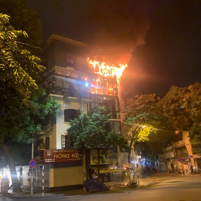 Cháy lớn ở nhiều cửa hàng, nhà dân ở phố cổ Hà Nội - Ảnh 1. Cháy lớn ở nhiều cửa hàng, nhà dân ở phố cổ Hà Nội - Ảnh 1.