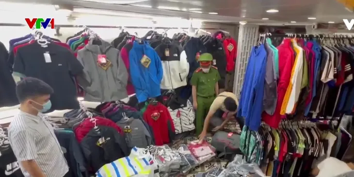 Hàng nhái nhãn hiệu Adidas, Gucci... tràn lan giữa Hà Nội - Ảnh 1. Hàng nhái nhãn hiệu Adidas, Gucci... tràn lan giữa Hà Nội - Ảnh 1.