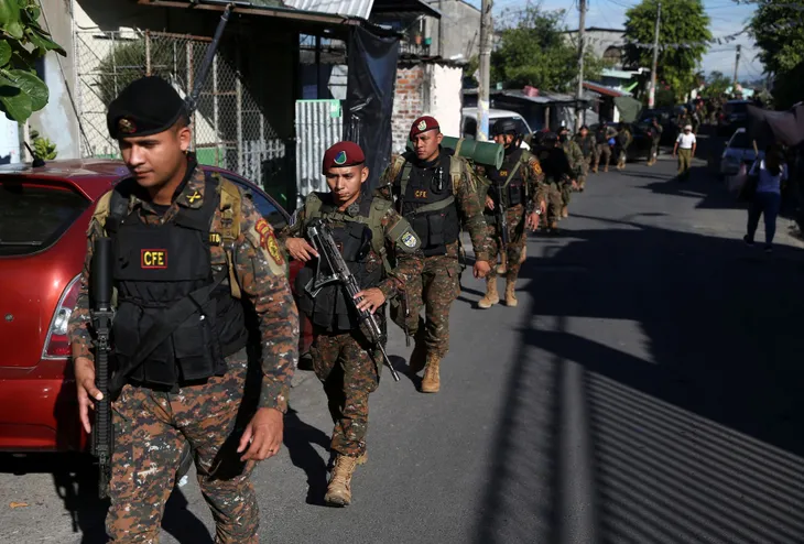 El Salvador triển khai 10.000 quân đến vùng ngoại ô thủ đô do băng đảng điều hành - Ảnh 1. El Salvador triển khai 10.000 quân đến vùng ngoại ô thủ đô do băng đảng điều hành - Ảnh 1.