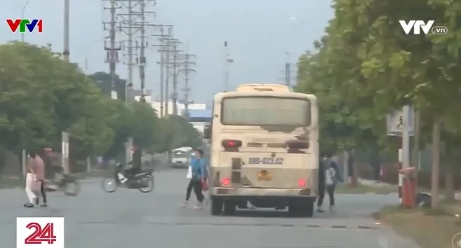 “Nhộn nhịp” xe ô tô cũ nát đưa đón công nhân - Ảnh 3. “Nhộn nhịp” xe ô tô cũ nát đưa đón công nhân - Ảnh 3.