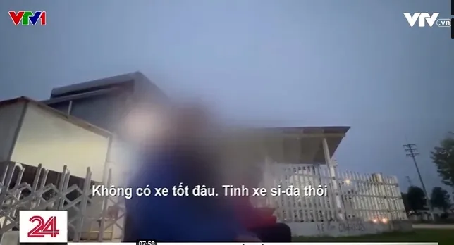 “Nhộn nhịp” xe ô tô cũ nát đưa đón công nhân - Ảnh 1. “Nhộn nhịp” xe ô tô cũ nát đưa đón công nhân - Ảnh 1.