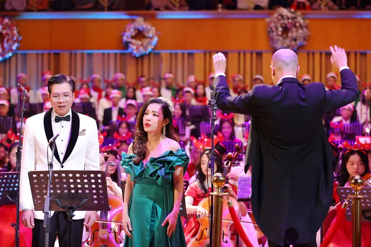 Giọng nữ cao Thụy Điển Asa Jager thăng hoa tại VNAMYO Christmas Concert - Ảnh 5. Giọng nữ cao Thụy Điển Asa Jager thăng hoa tại VNAMYO Christmas Concert - Ảnh 5.