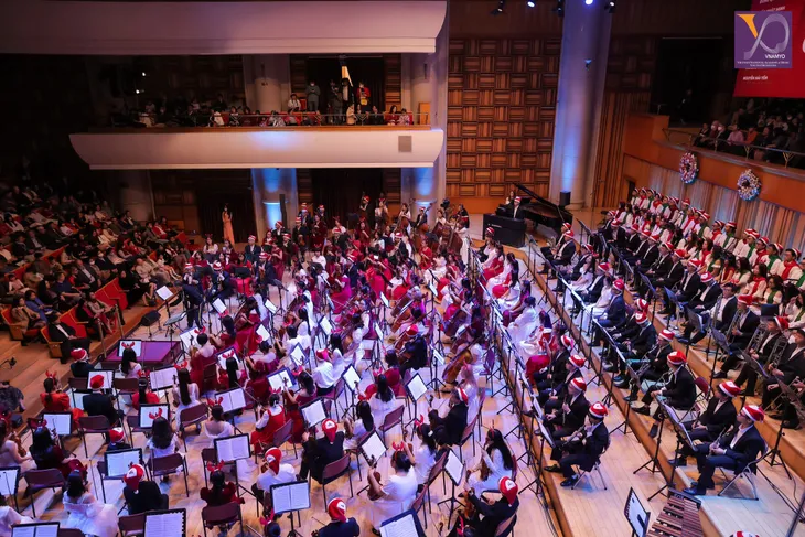 Giọng nữ cao Thụy Điển Asa Jager thăng hoa tại VNAMYO Christmas Concert - Ảnh 2. Giọng nữ cao Thụy Điển Asa Jager thăng hoa tại VNAMYO Christmas Concert - Ảnh 2.
