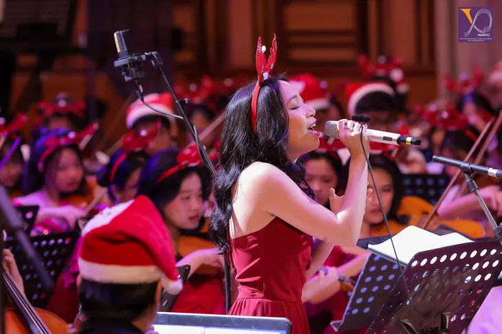 Giọng nữ cao Thụy Điển Asa Jager thăng hoa tại VNAMYO Christmas Concert - Ảnh 6. Giọng nữ cao Thụy Điển Asa Jager thăng hoa tại VNAMYO Christmas Concert - Ảnh 6.