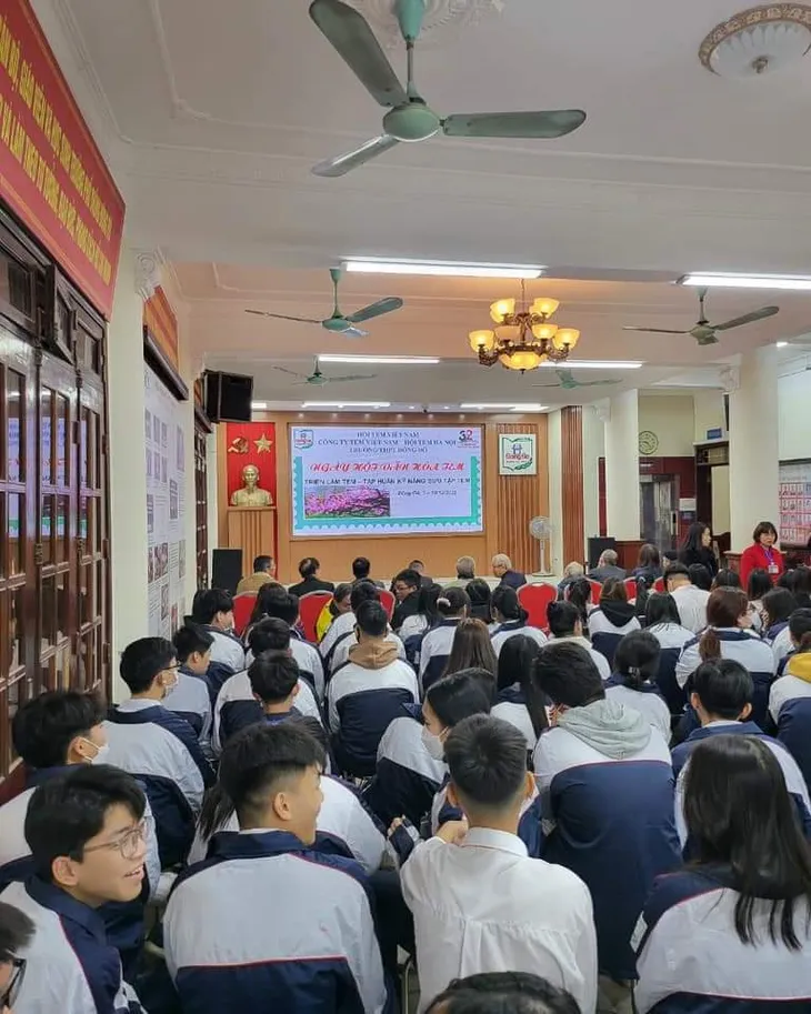 Ngày hội văn hóa sưu tập tem dành cho học sinh Hà Nội - Ảnh 1. Ngày hội văn hóa sưu tập tem dành cho học sinh Hà Nội - Ảnh 1.