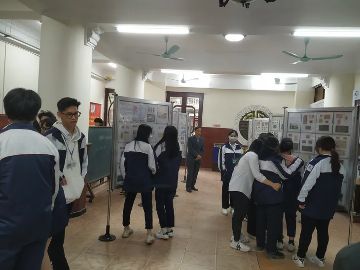 Ngày hội văn hóa sưu tập tem dành cho học sinh Hà Nội - Ảnh 3. Ngày hội văn hóa sưu tập tem dành cho học sinh Hà Nội - Ảnh 3.