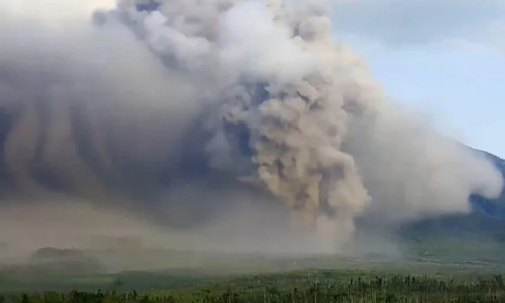 Indonesia sơ tán hàng nghìn người khi núi lửa Semeru phun trào trên đảo Java - Ảnh 1. Indonesia sơ tán hàng nghìn người khi núi lửa Semeru phun trào trên đảo Java - Ảnh 1.