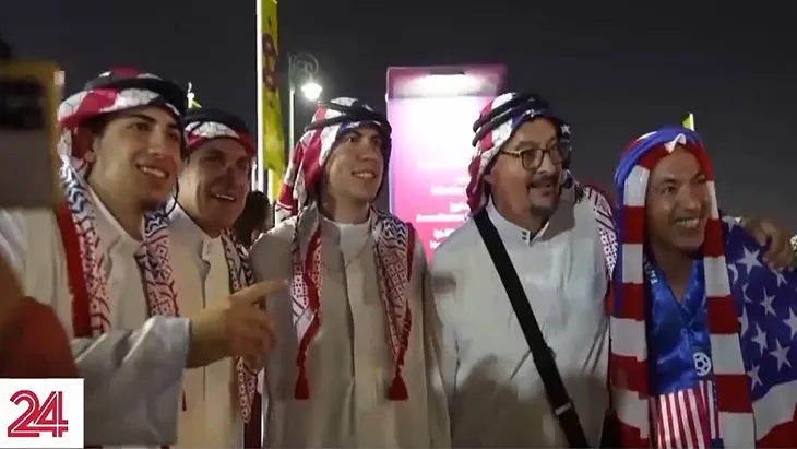 Cổ động viên cách mạng hóa trang phục truyền thống của người Qatar - Ảnh 1. Cổ động viên cách mạng hóa trang phục truyền thống của người Qatar - Ảnh 1.