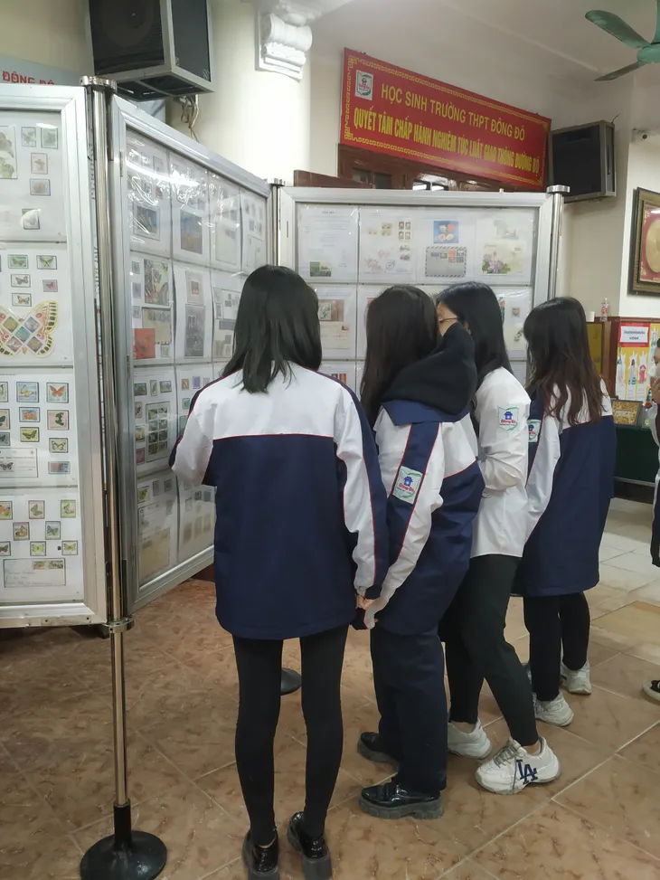 Ngày hội văn hóa sưu tập tem dành cho học sinh Hà Nội - Ảnh 2. Ngày hội văn hóa sưu tập tem dành cho học sinh Hà Nội - Ảnh 2.