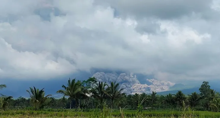 Indonesia sơ tán hàng nghìn người khi núi lửa Semeru phun trào trên đảo Java - Ảnh 3. Indonesia sơ tán hàng nghìn người khi núi lửa Semeru phun trào trên đảo Java - Ảnh 3.
